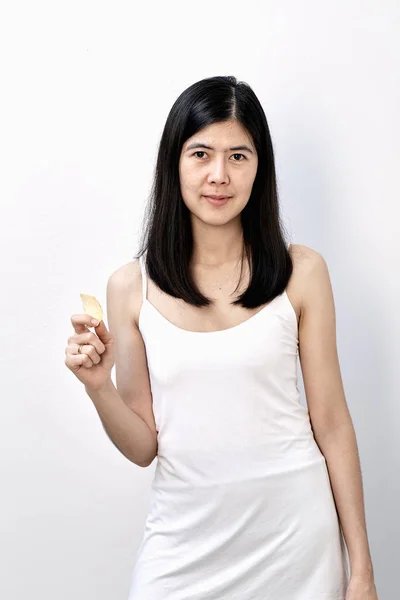Vrouw Aziatisch Bedrijf Die Een Aardappel Chips Kijken Naar Camera — Stockfoto
