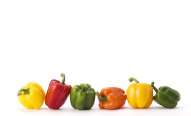 Beyaz arka planda, kopya alanı ile en az üstten görünüm izole renkli biber sebze. Doğrusal düzenleme.