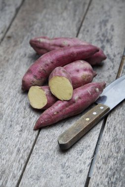 Ahşap arka planda çiğ patates