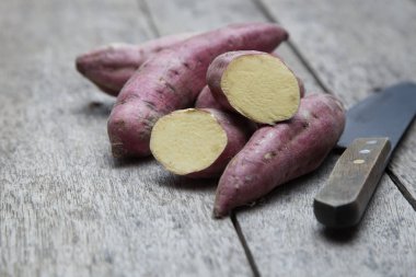 Ahşap arka planda çiğ patates