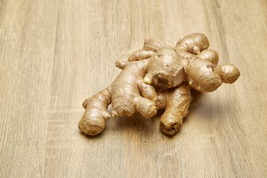 Ham zencefil kökü rustik ahşap masa arka plan üzerine dilimlenmiş