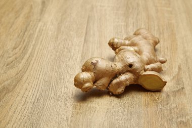 Ham zencefil kökü rustik ahşap masa arka plan üzerine dilimlenmiş