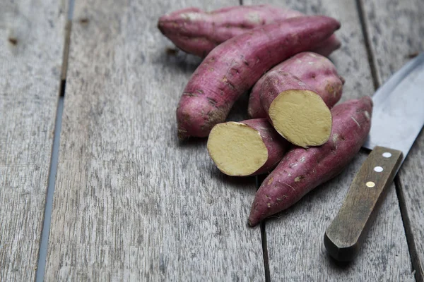 Ahşap arka planda çiğ patates