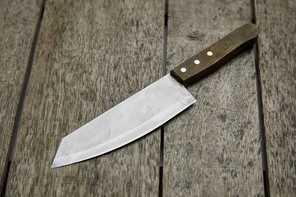 Rustik ahşap masa arka plan üzerinde mutfak bıçağı