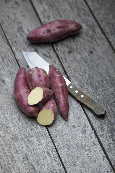 Ahşap arka planda çiğ patates