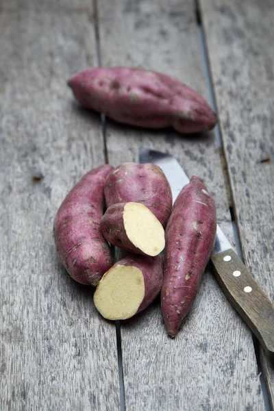 Ahşap arka planda çiğ patates