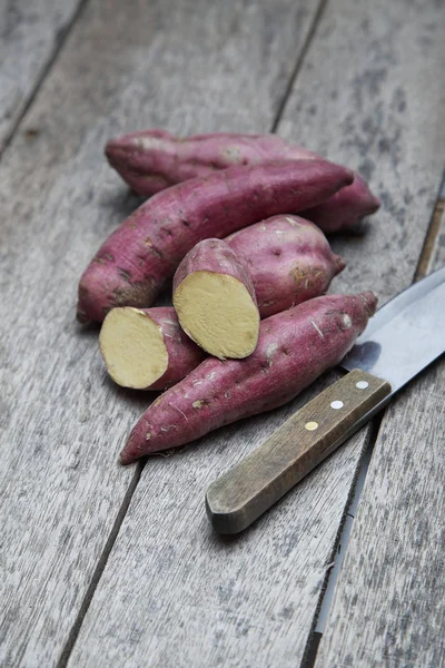 Ahşap arka planda çiğ patates