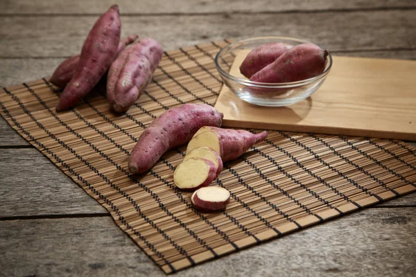 Çiğ mor patates mutfak rustik ahşap tablo