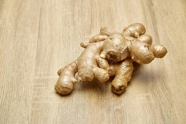 Raw Ginger Root Sliced Rustic Wooden Table Background — Stock Photo, Image