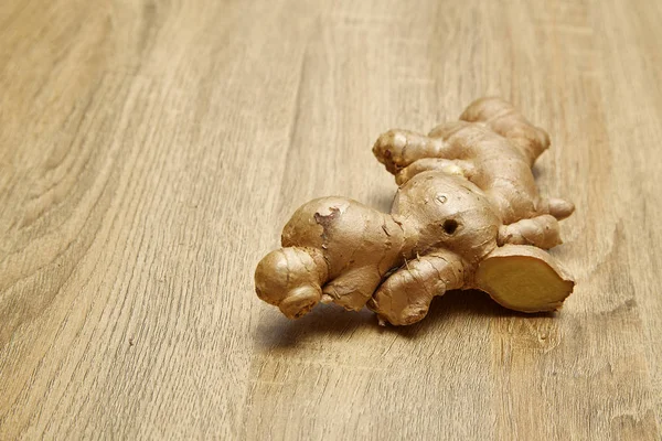 Ham zencefil kökü rustik ahşap masa arka plan üzerine dilimlenmiş