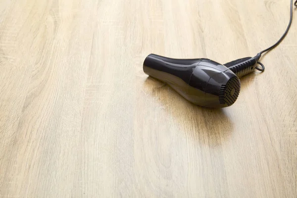 Ahşap masa arka plan üzerinde modern fön.