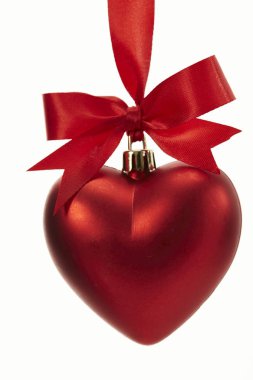 Beyaz arka plan üzerinde izole kırmızı kurdele ile dekorasyon top Noel kalp şeklinde