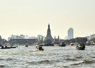 Şafak Tapınağı yakınındaki Chaopraya, nehir Bangkok, Tayland