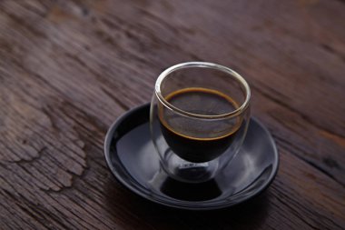 Sabah kahve Cafe, fincan espresso'güneş ışığı, tabloda terasta kahvaltı dışında.