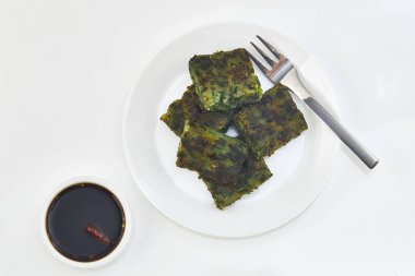 Tapyoka un beyaz arka plan üzerinde izole ve sarımsak Chives, pirinç unu kızarmış Çin gözleme veya kızarmış hamur buğulanmış üstten görünüm yaptı. Çin'in geleneksel gıda.