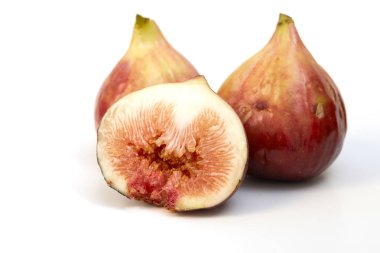 Taze incir. Yarım ve çeyrek beyaz arka plan üzerinde izole meyve