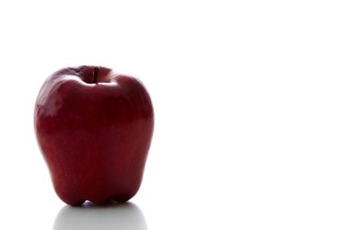 Beyaz üzerine izole edilmiş taze kırmızı elma. kırpma yolu ile