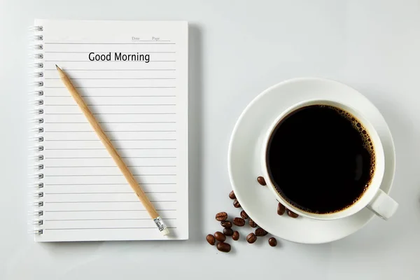 Weiße Tasse Kaffee Morgen Auf Holztisch Mit Notizbuch Softfokus Foto — Stockfoto