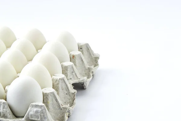 Huevos Blancos Una Gallina Embalaje Cartón Inofensivo Sobre Fondo Blanco —  Fotos de Stock