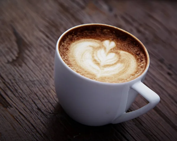 Tasse Herz Latte Art Auf Holztisch — Stockfoto