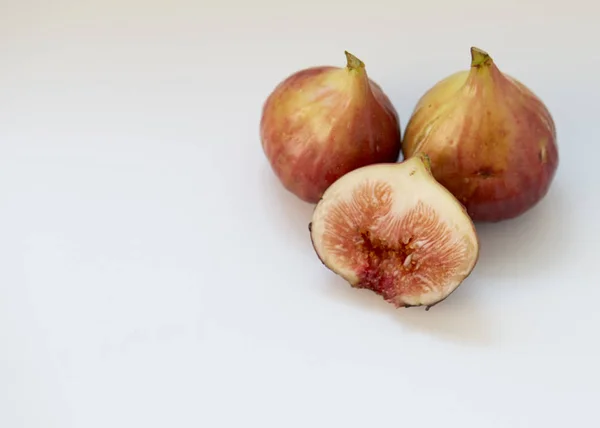 Des Figues Fraîches Fruits Moitié Quart Isolés Sur Fond Blanc — Photo