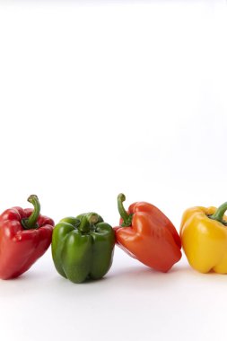 Beyaz arka planda, kopya alanı ile en az üstten görünüm izole renkli biber sebze. Doğrusal düzenleme.