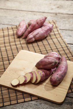 Çiğ mor patates mutfak rustik ahşap tablo