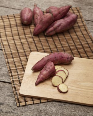 Çiğ mor patates mutfak rustik ahşap tablo