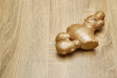 Ham zencefil kökü rustik ahşap masa arka plan üzerine dilimlenmiş