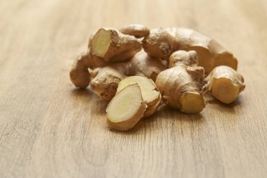 Ham zencefil kökü rustik ahşap masa arka plan üzerine dilimlenmiş