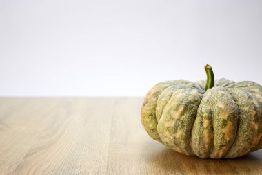 rustik ahşap arka plan ile sonbahar kabaklar çerçeve