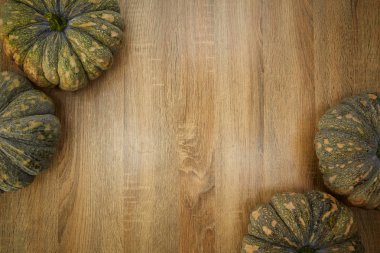 rustik ahşap arka plan ile sonbahar kabaklar çerçeve