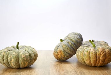 rustik ahşap arka plan ile sonbahar kabaklar çerçeve