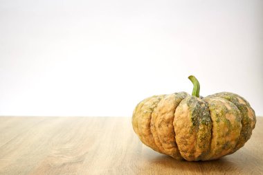 rustik ahşap arka plan ile sonbahar kabaklar çerçeve