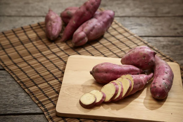 Çiğ mor patates mutfak rustik ahşap tablo