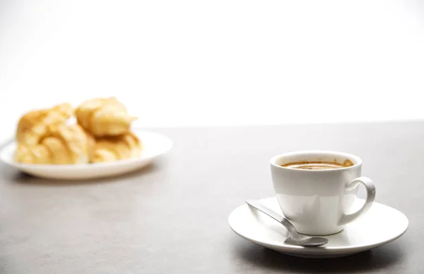 Tasse Café Chaud Frais Avec Croissants Sur Fond Bois Foncé — Photo