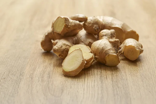 Ham zencefil kökü rustik ahşap masa arka plan üzerine dilimlenmiş