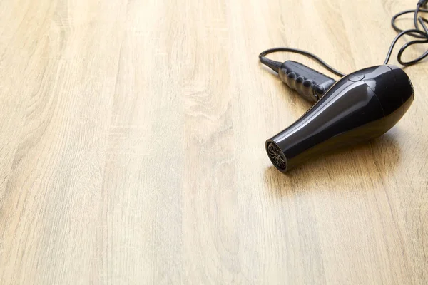 Ahşap masa arka plan üzerinde modern fön.