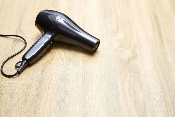 Ahşap masa arka plan üzerinde modern fön.