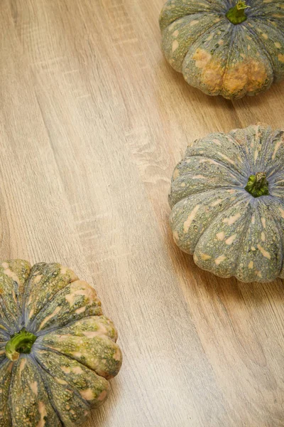 rustik ahşap arka plan ile sonbahar kabaklar çerçeve