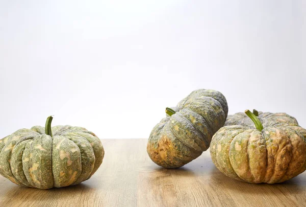 rustik ahşap arka plan ile sonbahar kabaklar çerçeve