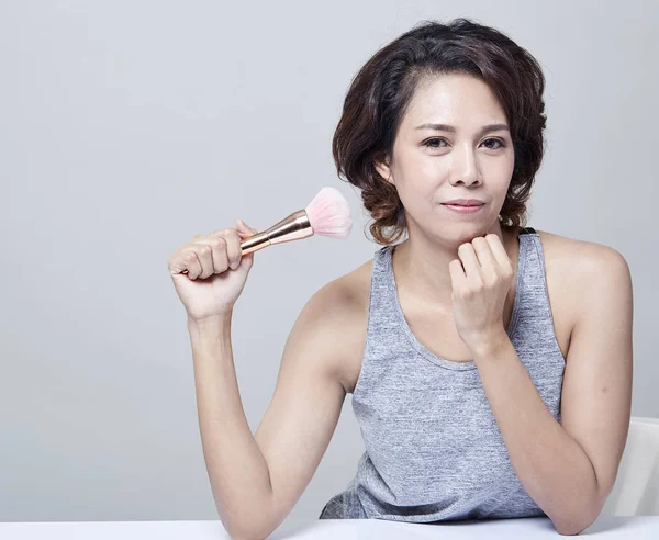 Asyalı Kız portresi beyaz arka plan üzerinde fırça göster