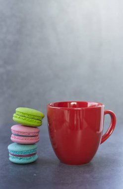 Bir kahve tatlı macarons ve kırmızı