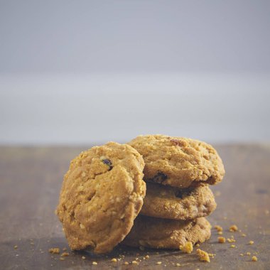 Çikolatalı kurabiye ahşap masa üzerinde kapatın