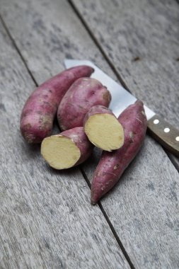 Ahşap arka planda çiğ patates