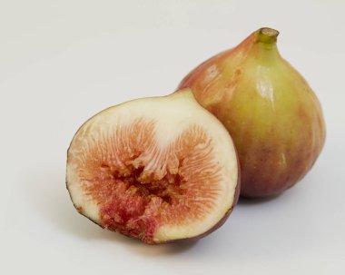 Taze incir. Yarım ve çeyrek beyaz arka plan üzerinde izole meyve