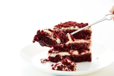 Kırmızı kadife kek beyaz arka plan üzerinde kesme kaşık