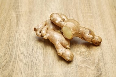 Ham zencefil kökü rustik ahşap masa arka plan üzerine dilimlenmiş