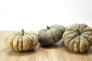 rustik ahşap arka plan ile sonbahar kabaklar çerçeve