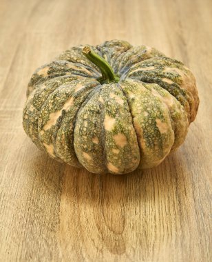 rustik ahşap arka plan ile sonbahar kabaklar çerçeve